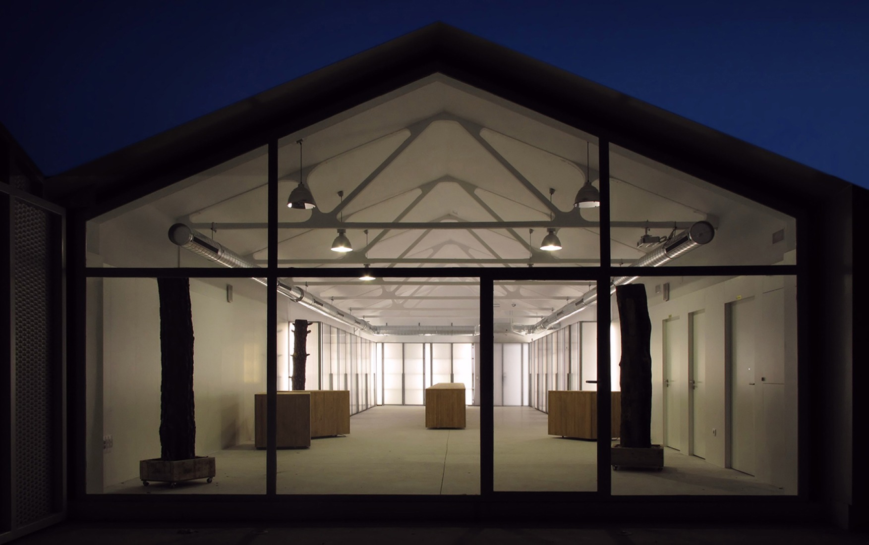 Imagen al anochecer. Centro de Interpretación de la Resina por Óscar Miguel Ares. Fotografía © Óscar Miguel Ares.