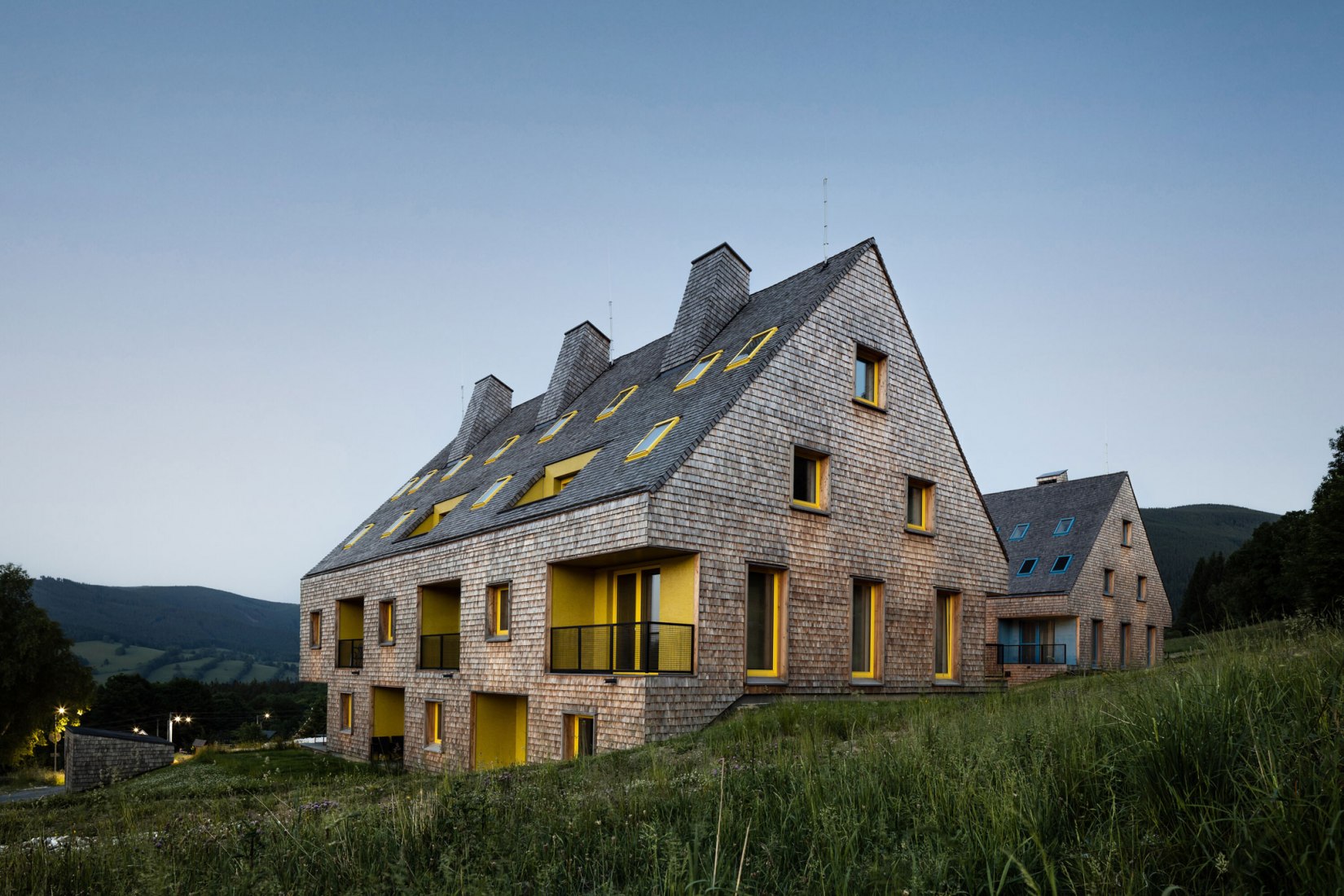 Edificios de apartamentos al pie de las montañas Jeseníky por CL3. Fotografía por Tomáš Slavík