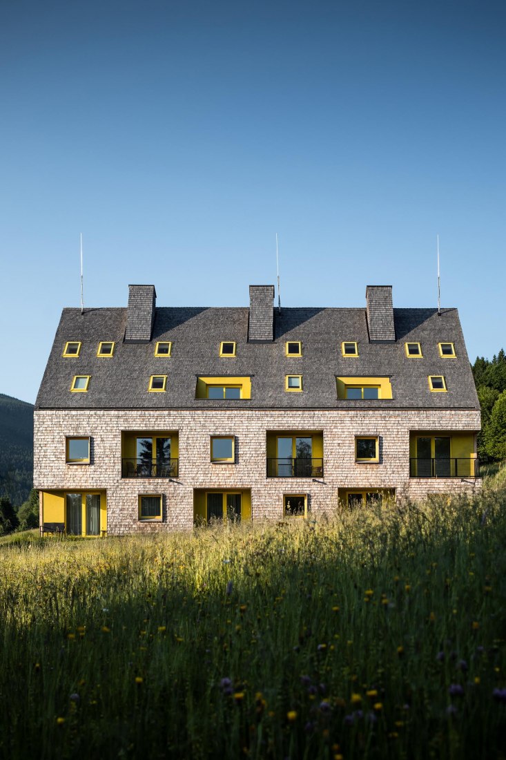 Edificios de apartamentos al pie de las montañas Jeseníky por CL3. Fotografía por Tomáš Slavík