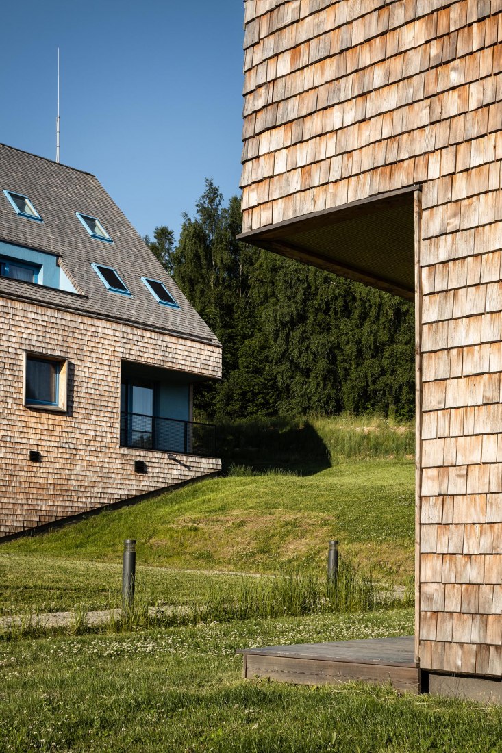 Edificios de apartamentos al pie de las montañas Jeseníky por CL3. Fotografía por Tomáš Slavík