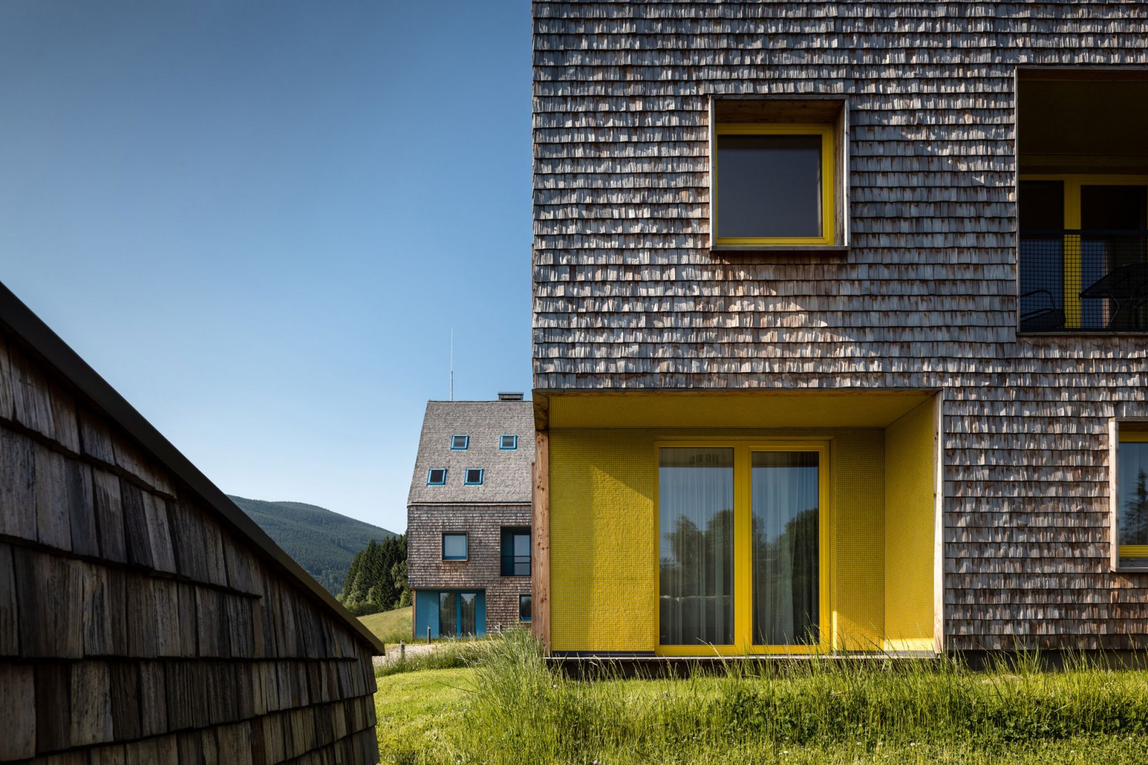 Edificios de apartamentos al pie de las montañas Jeseníky por CL3. Fotografía por Tomáš Slavík