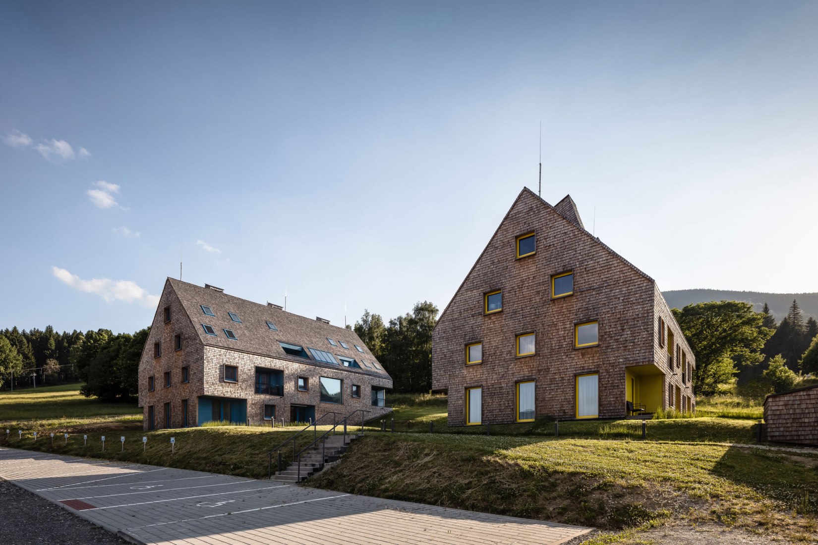 Edificios de apartamentos al pie de las montañas Jeseníky por CL3. Fotografía por Tomáš Slavík