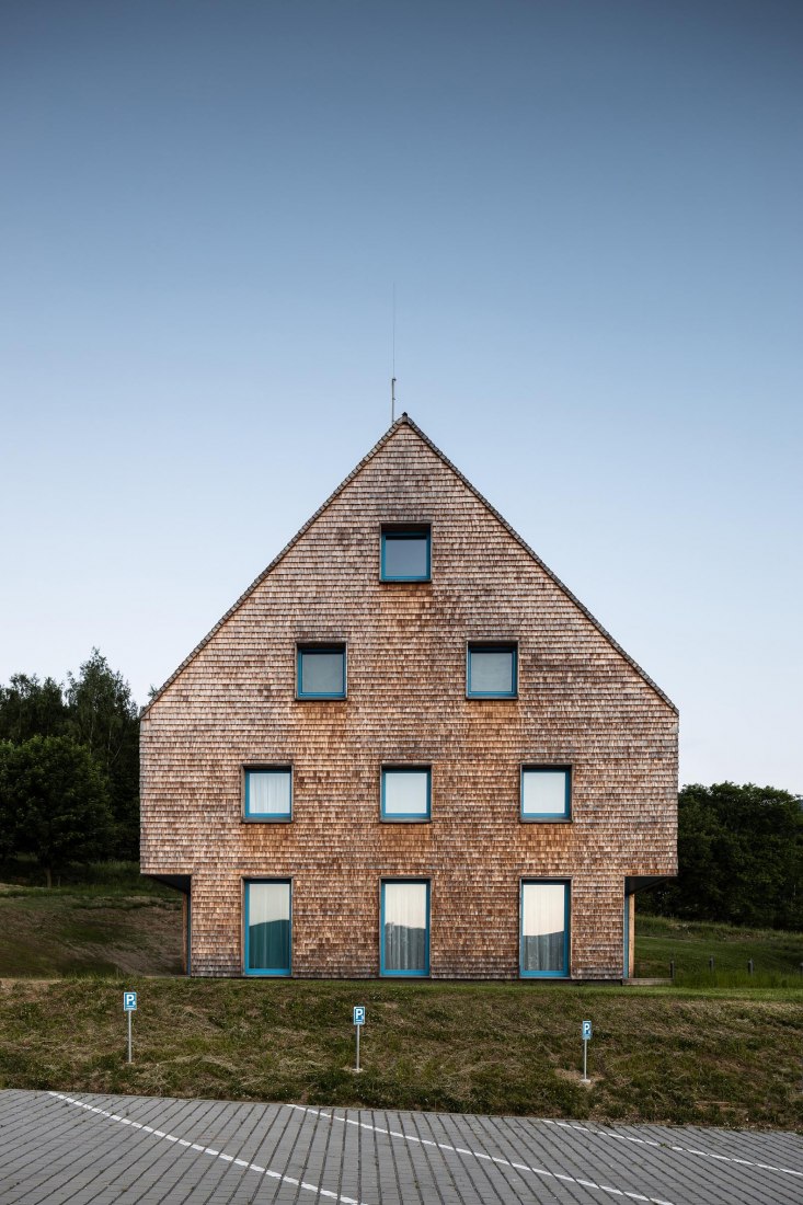 Edificios de apartamentos al pie de las montañas Jeseníky por CL3. Fotografía por Tomáš Slavík