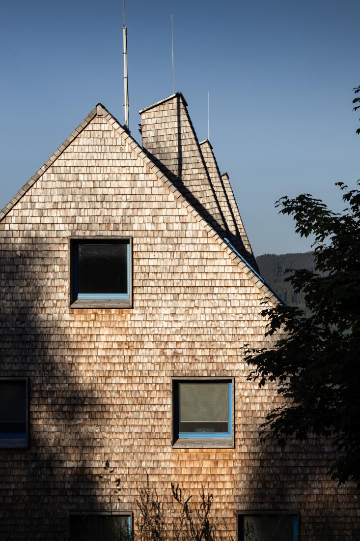Edificios de apartamentos al pie de las montañas Jeseníky por CL3. Fotografía por Tomáš Slavík