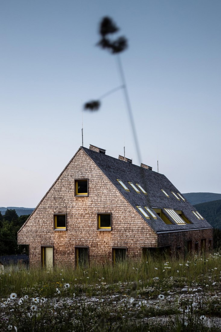 Edificios de apartamentos al pie de las montañas Jeseníky por CL3. Fotografía por Tomáš Slavík
