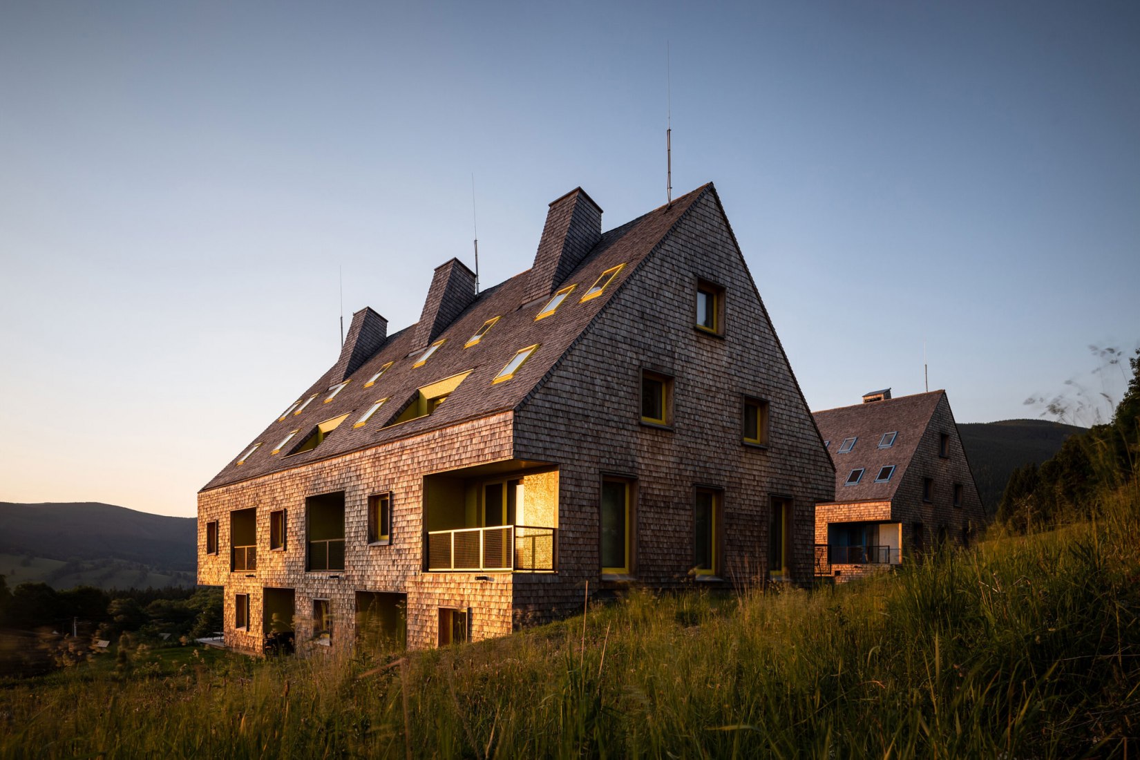 Edificios de apartamentos al pie de las montañas Jeseníky por CL3. Fotografía por Tomáš Slavík
