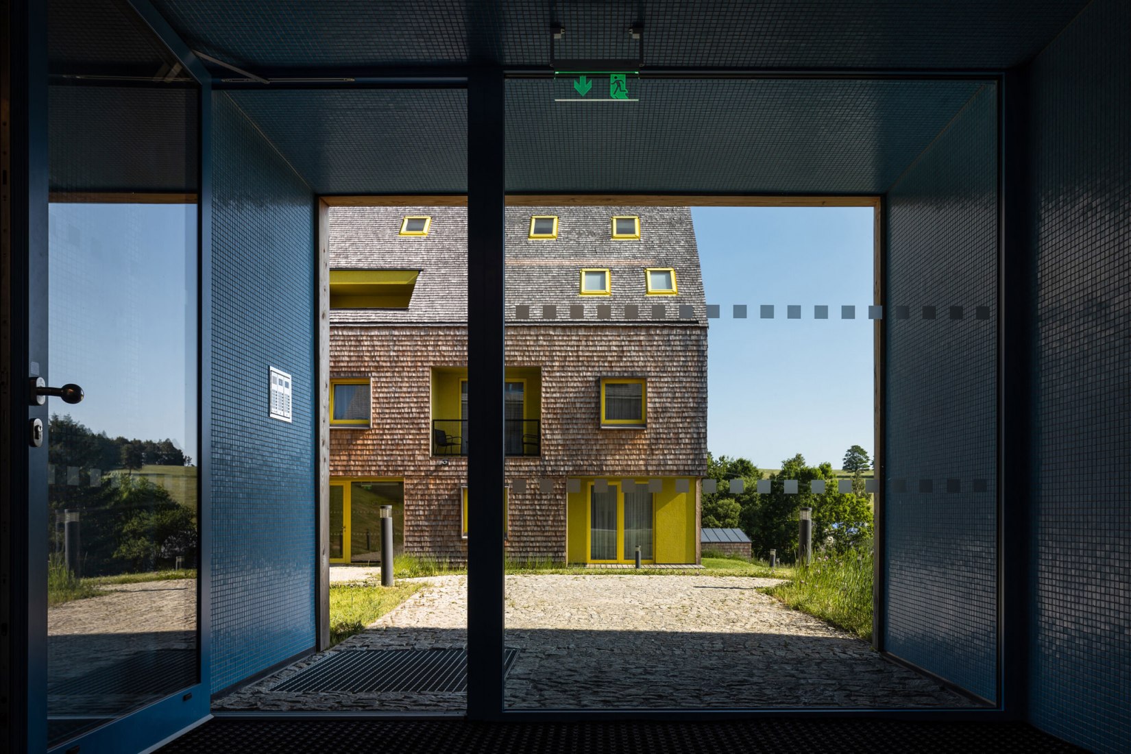 Edificios de apartamentos al pie de las montañas Jeseníky por CL3. Fotografía por Tomáš Slavík