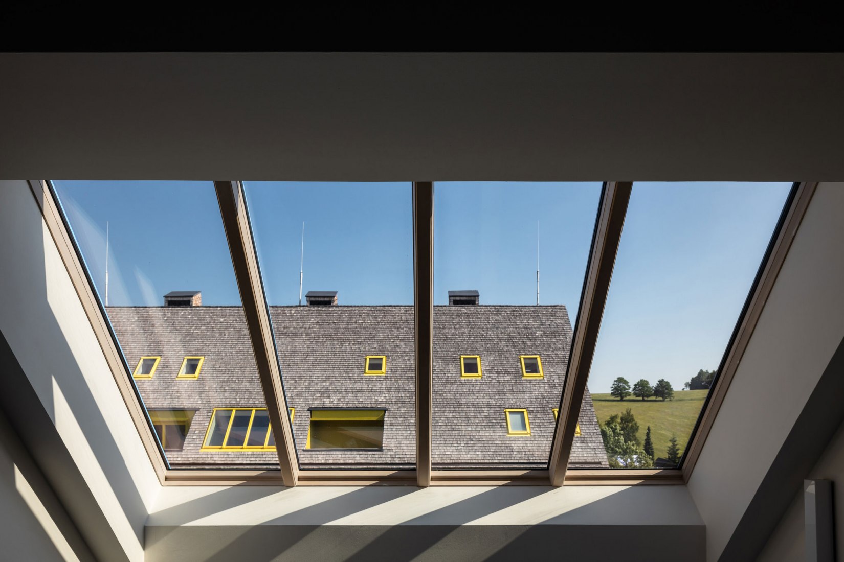Edificios de apartamentos al pie de las montañas Jeseníky por CL3. Fotografía por Tomáš Slavík