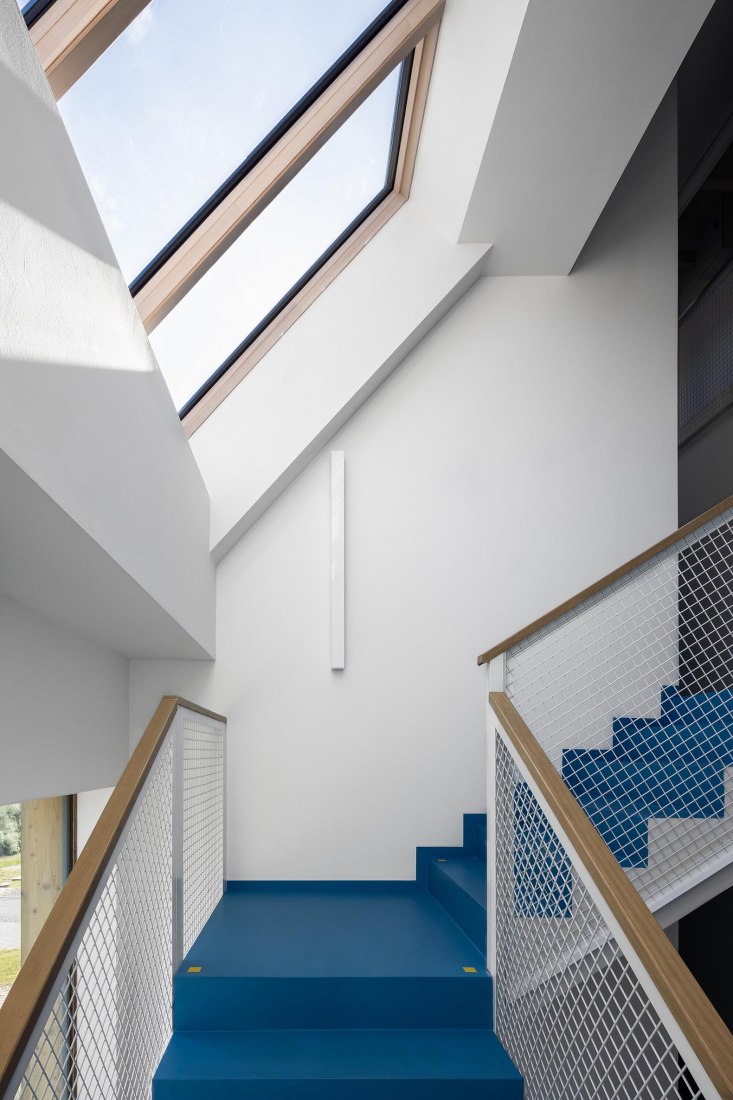 Edificios de apartamentos al pie de las montañas Jeseníky por CL3. Fotografía por Tomáš Slavík