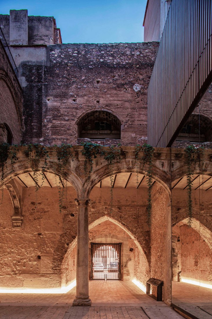 Night view. Renovation of Betxí's Palau-Castell renaissance cloister by el fabricante de espheras. Photography @ Milena Villalbaa. Recuperación del claustro del Palau-Castell de Betxí. Fotografía @ Milena Villalba.