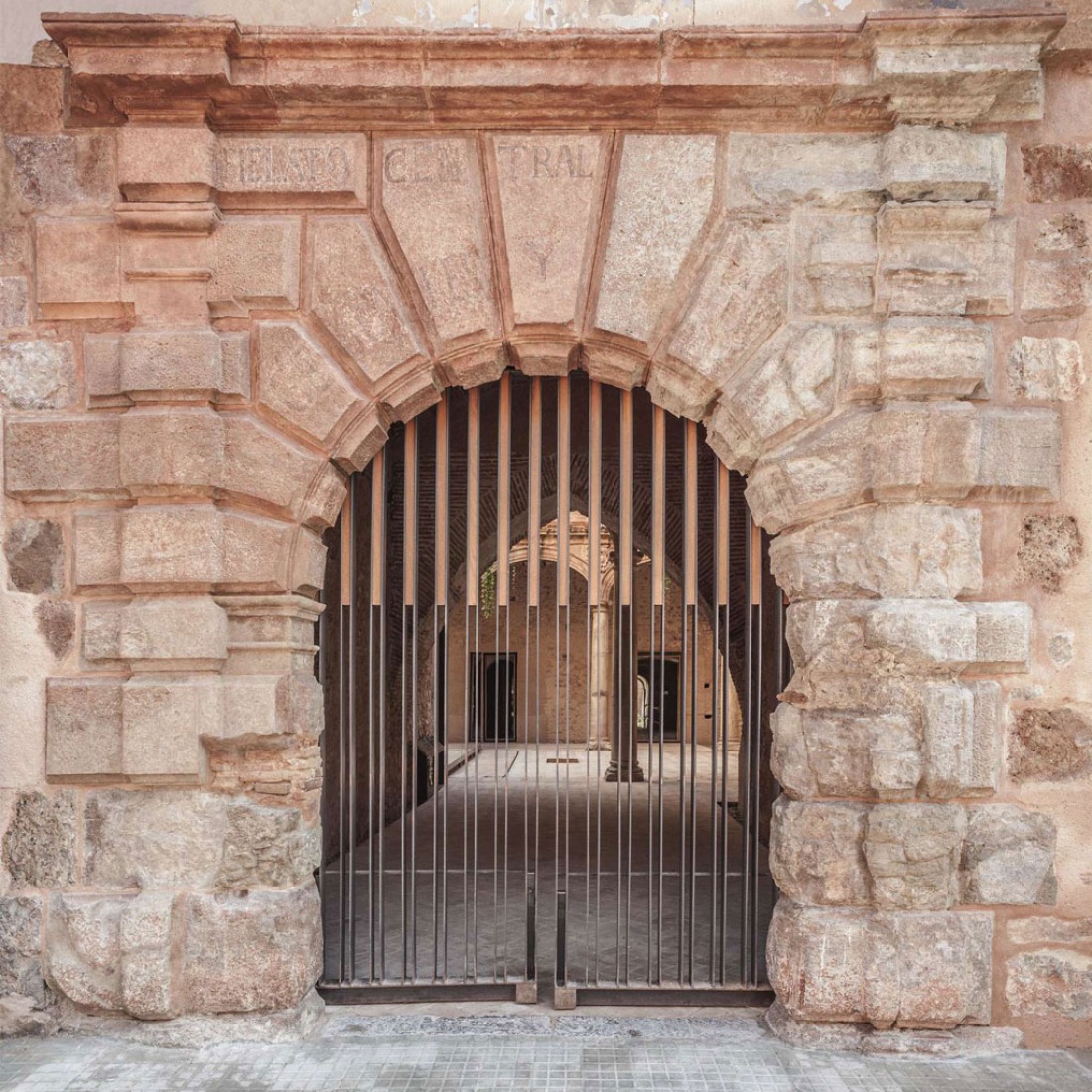 Access. Renovation of Betxí's Palau-Castell renaissance cloister by el fabricante de espheras. Photography @ Milena Villalba