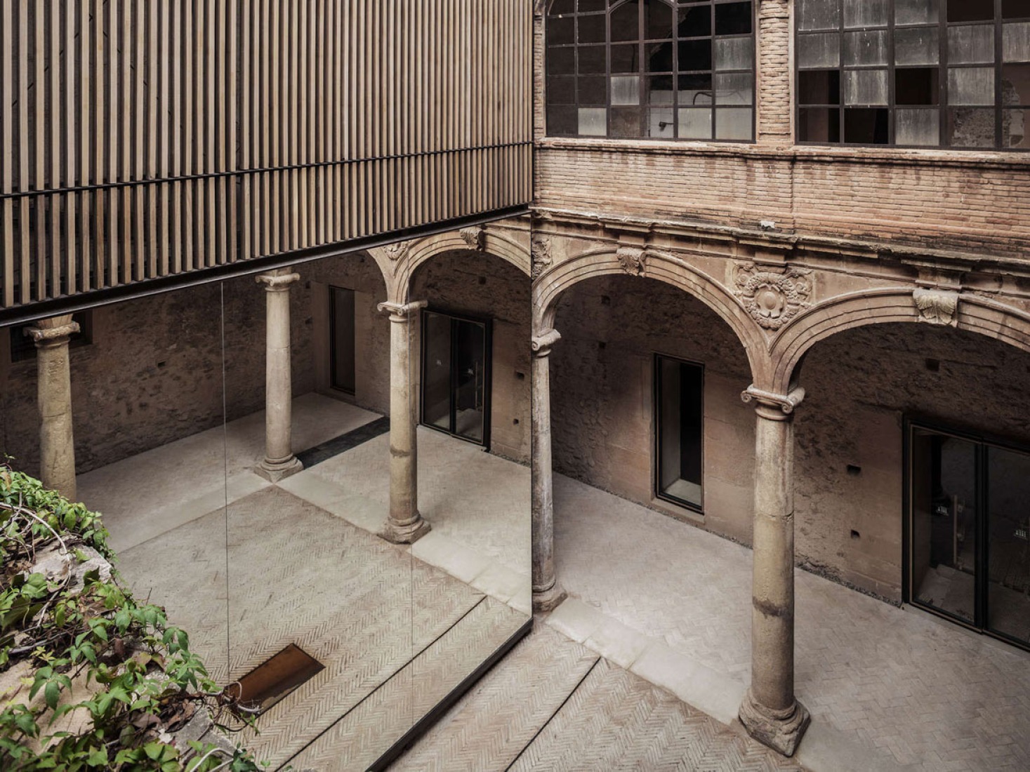 Cloister. Renovation of Betxí's Palau-Castell renaissance cloister by el fabricante de espheras. Photography @ Milena Villalba