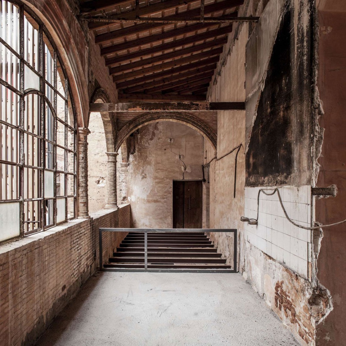 Interior. Renovation of Betxí's Palau-Castell renaissance cloister by el fabricante de espheras. Photography @ Milena Villalba