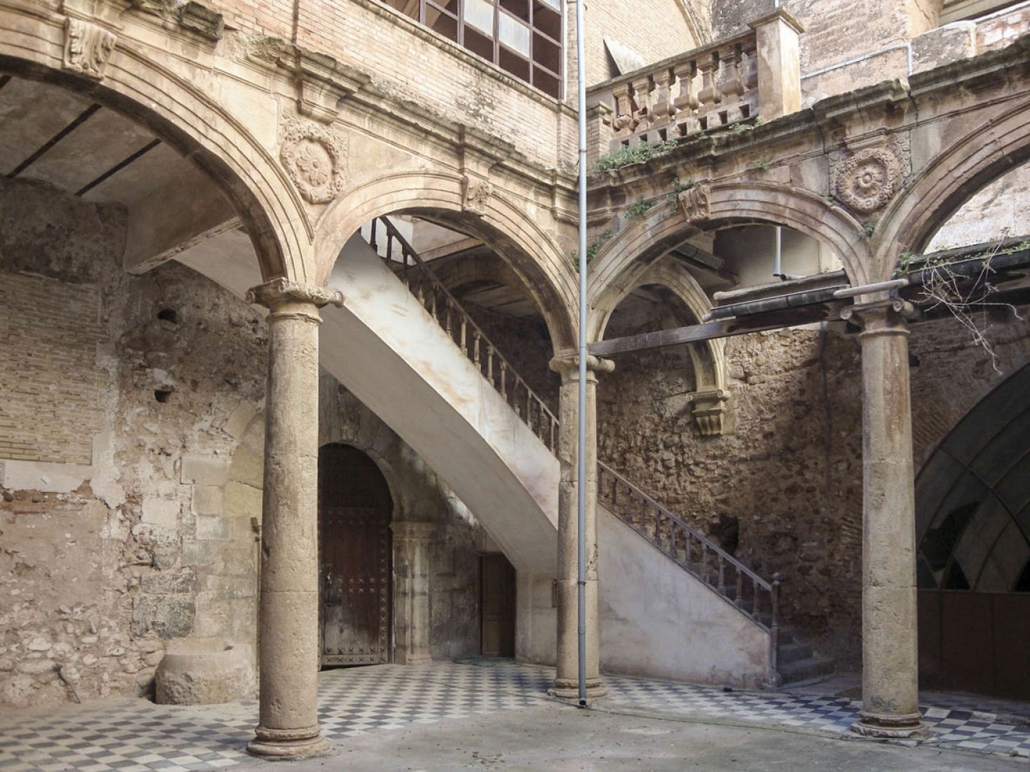 Previous Cloister. Renovation of Betxí's Palau-Castell renaissance cloister. Photography @ el fabricante de espheras.