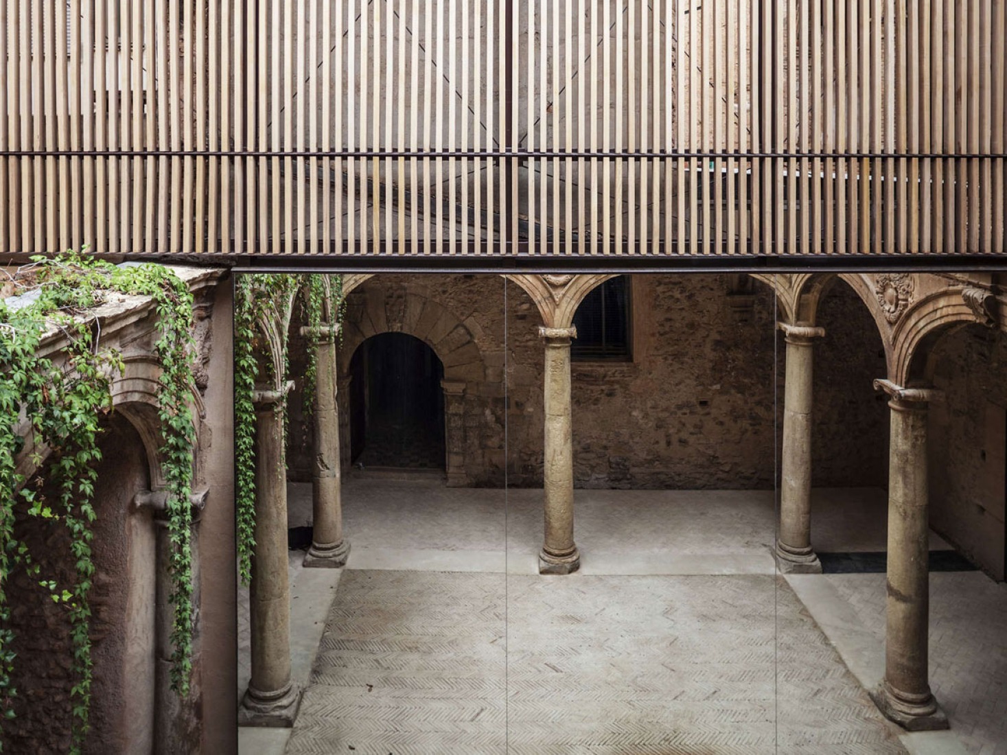 Cloister. Renovation of Betxí's Palau-Castell renaissance cloister by el fabricante de espheras. Photography @ Milena Villalba