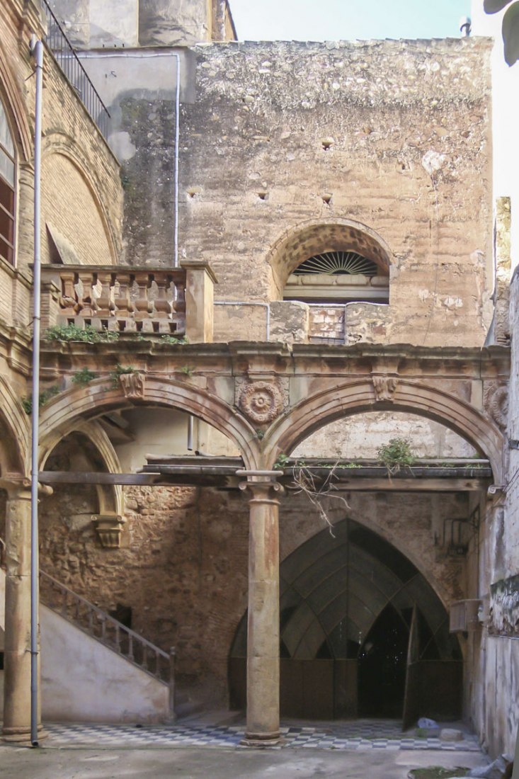 Previous Cloister. Renovation of Betxí's Palau-Castell renaissance cloister. Photography @ el fabricante de espheras.