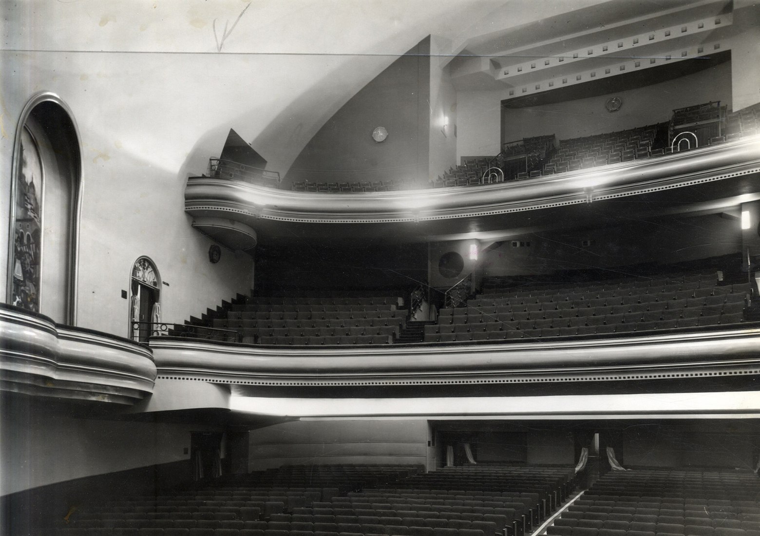 La sala vista desde el escenario del teatro del edificio Coliseum. El Coliseum: por Fernández-Shaw y Muguruza.
