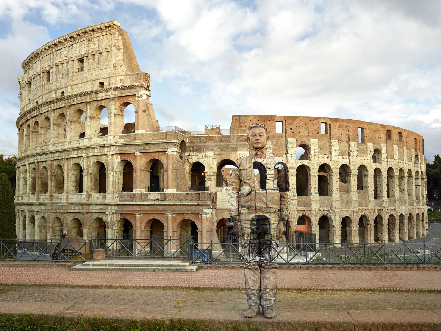 Colosseo n°2, Roma, 2017. The invisible man, Liu Bolin, in the palace of Gaviria. CourtesyBoxart, Verona.