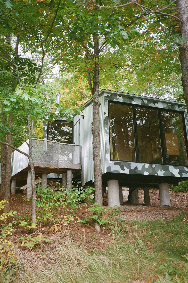 «Don’t Let Me Be Lonely» Cabin by Common Accounts. Photograph by Christopher Sherman.