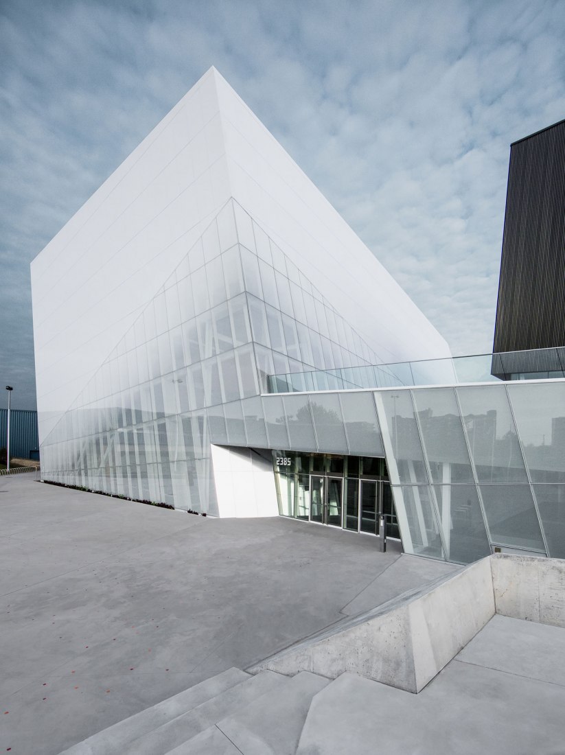 Exterior view. Complexe sportif Saint-Laurent by Saucier + Perrotte Architectes/HCMA. Photograph © Olivier Blouin 