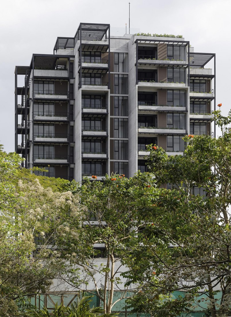 QALMA, un nuevo complejo residencial vertical por Carazo Arquitectura. Fotografía por Fernando Alda.