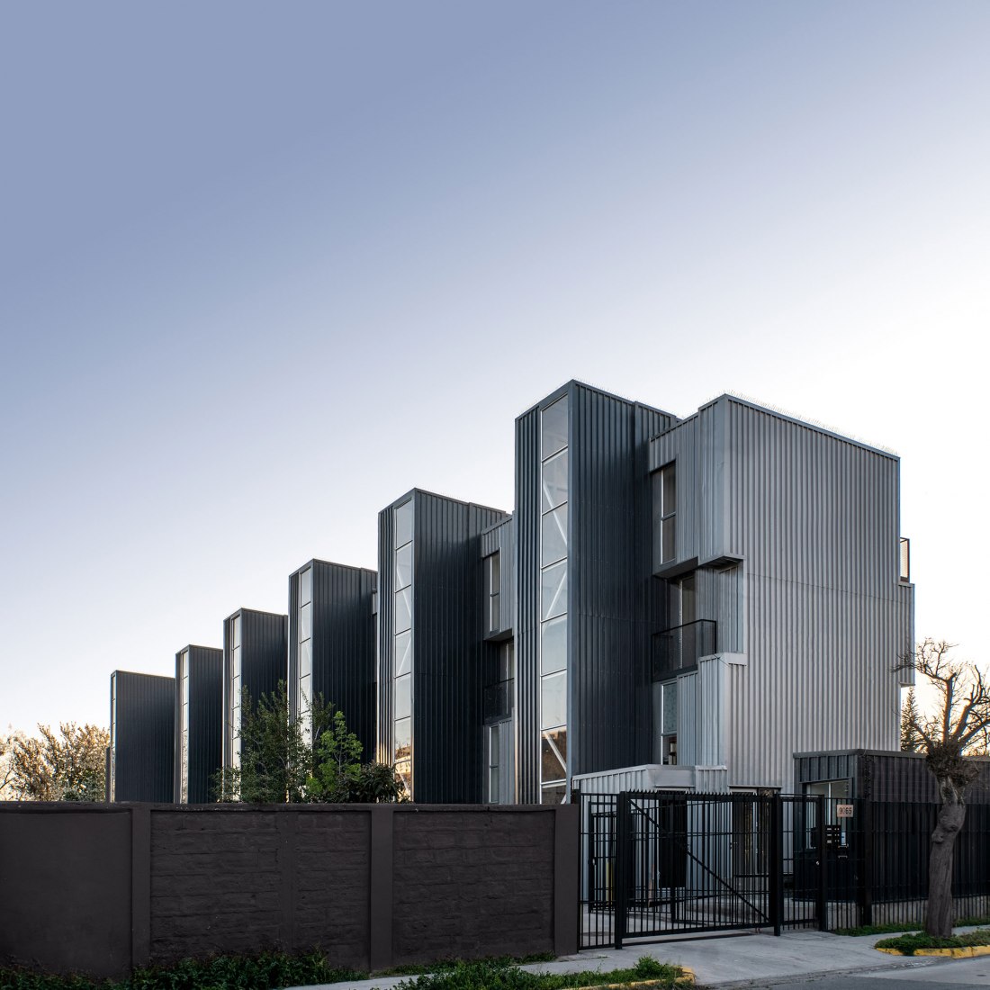 «Container Building» por Hsu-Rudolphy Architects. Fotografía por Ian Hsü y Gabriel Rudolphy.