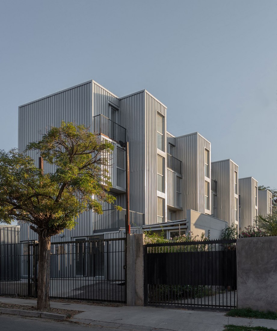 «Container Building» por Hsu-Rudolphy Architects. Fotografía por Ian Hsü y Gabriel Rudolphy.