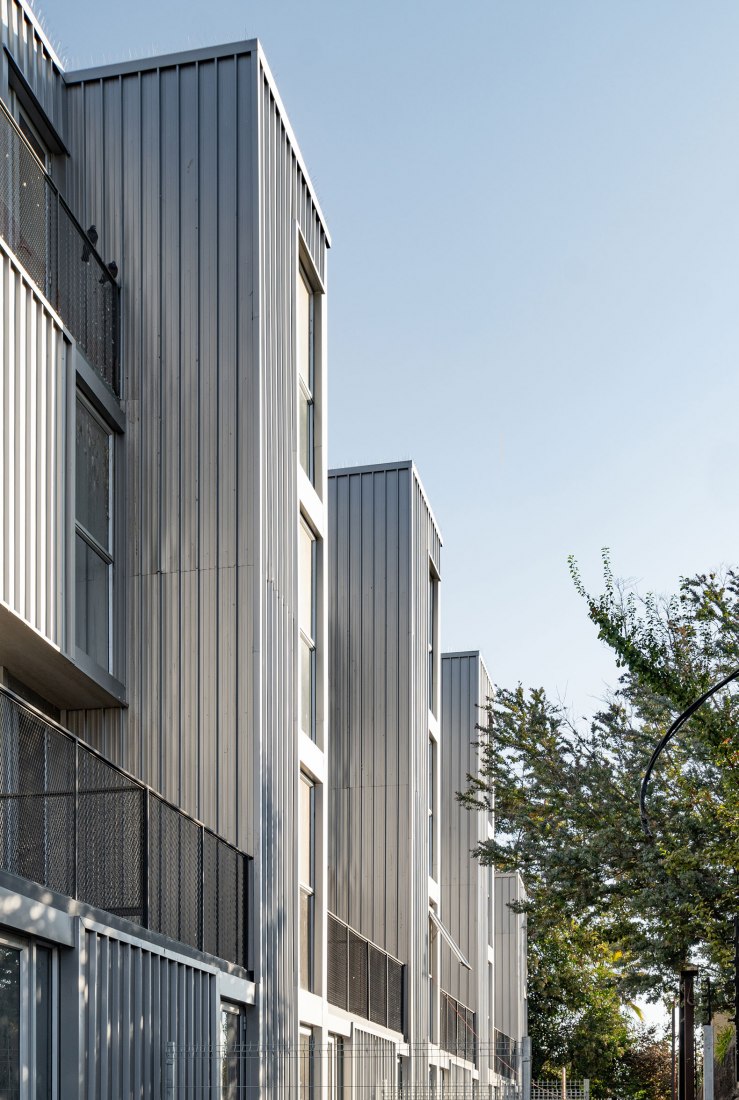 «Container Building» por Hsu-Rudolphy Architects. Fotografía por Ian Hsü y Gabriel Rudolphy.