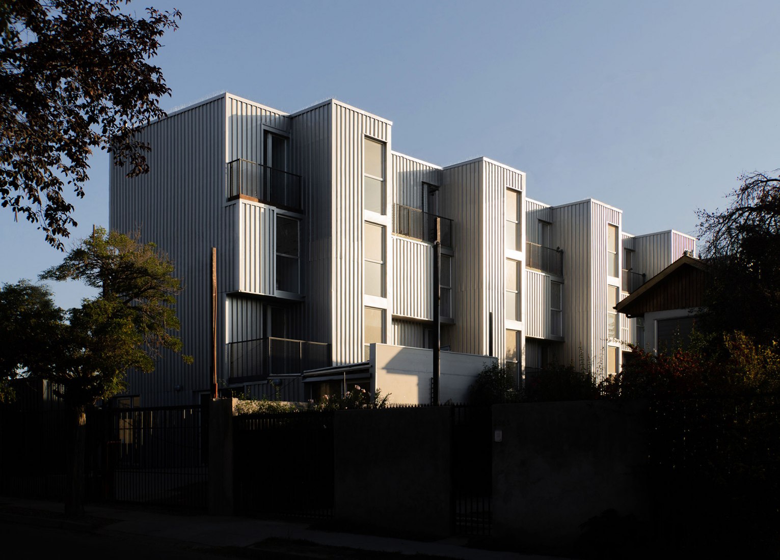 «Container Building» por Hsu-Rudolphy Architects. Fotografía por Ian Hsü y Gabriel Rudolphy.