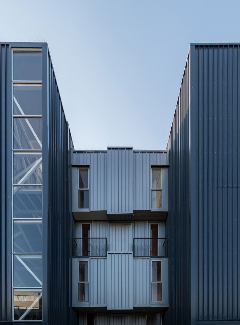 «Container Building» por Hsu-Rudolphy Architects. Fotografía por Ian Hsü y Gabriel Rudolphy.