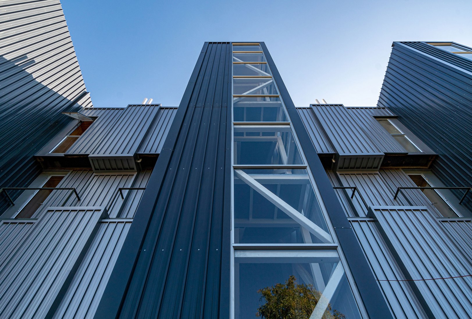 «Container Building» por Hsu-Rudolphy Architects. Fotografía por Ian Hsü y Gabriel Rudolphy.