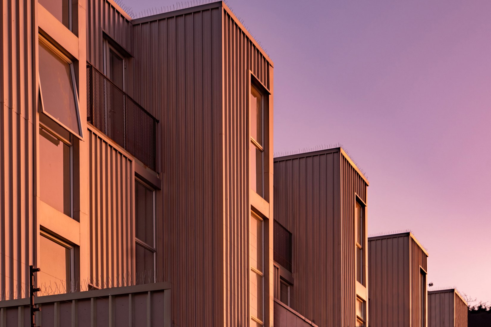 «Container Building» por Hsu-Rudolphy Architects. Fotografía por Ian Hsü y Gabriel Rudolphy.