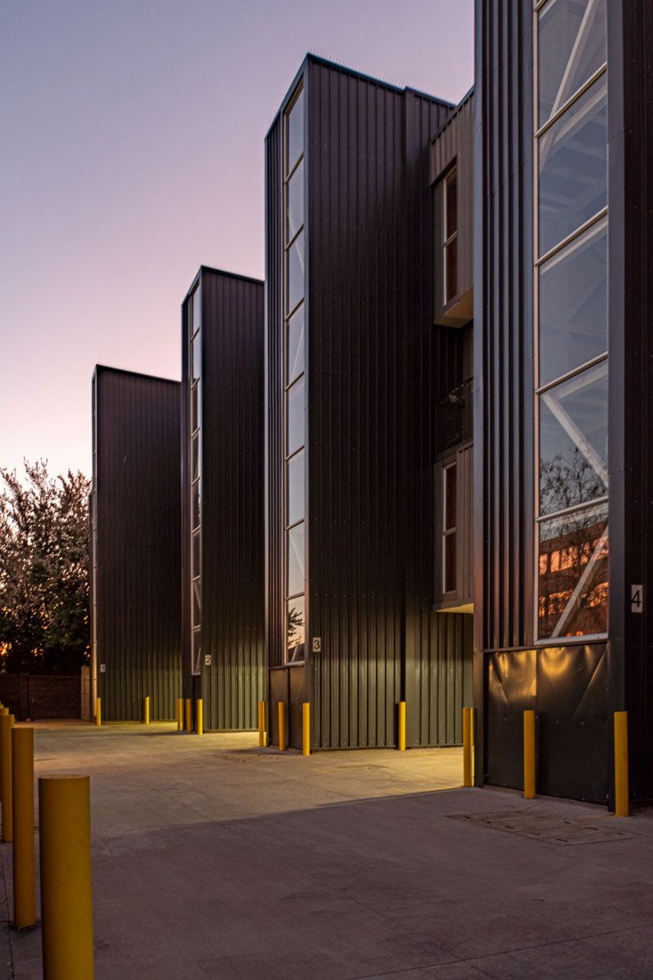 «Container Building» por Hsu-Rudolphy Architects. Fotografía por Ian Hsü y Gabriel Rudolphy.