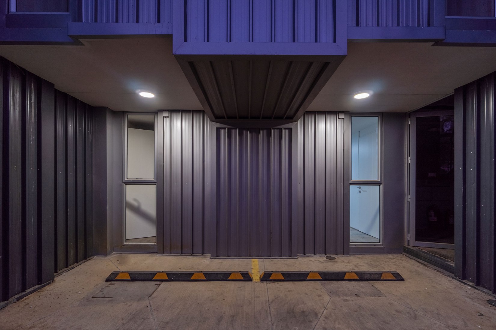 «Container Building» por Hsu-Rudolphy Architects. Fotografía por Ian Hsü y Gabriel Rudolphy.