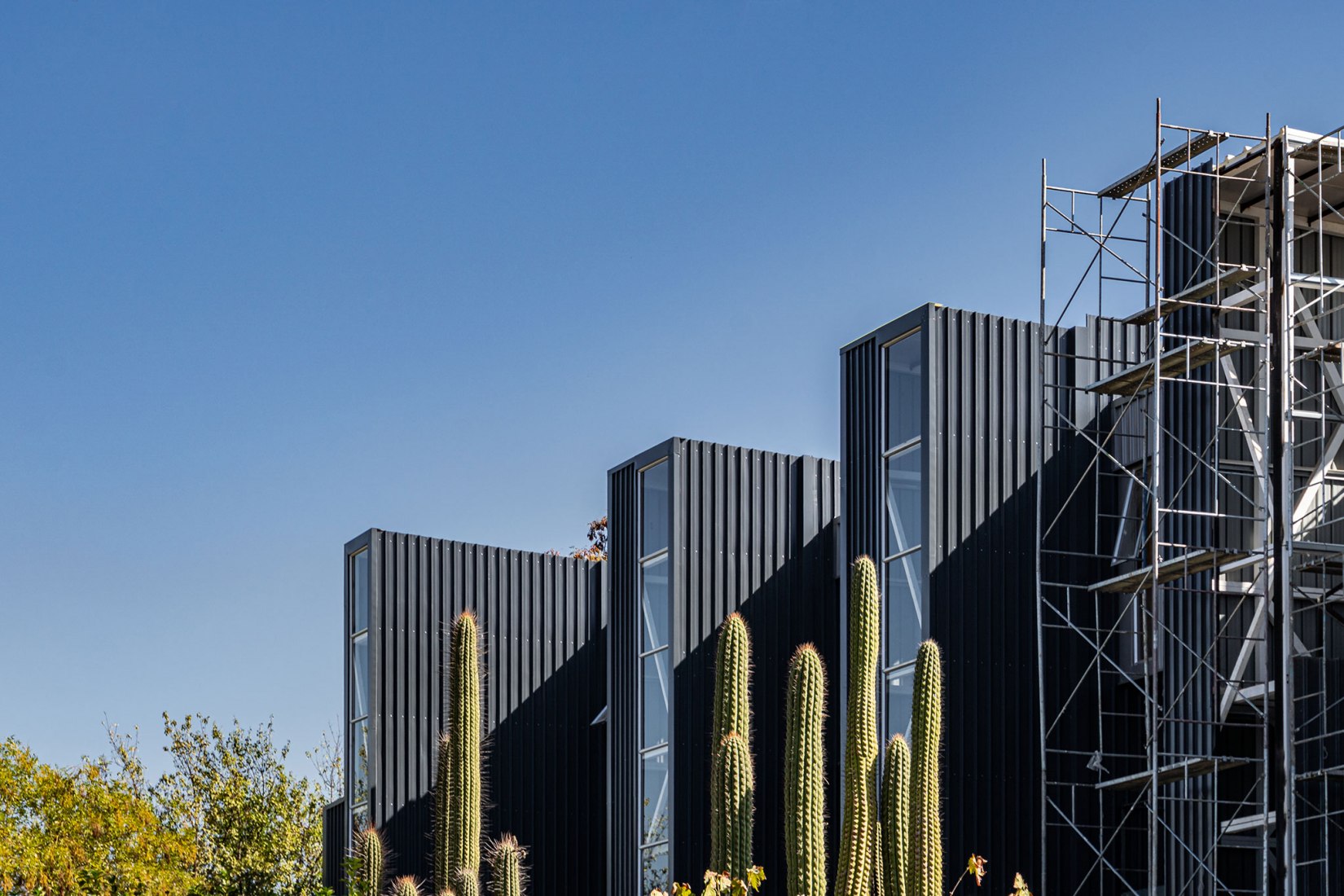«Container Building» por Hsu-Rudolphy Architects. Fotografía por Ian Hsü y Gabriel Rudolphy.
