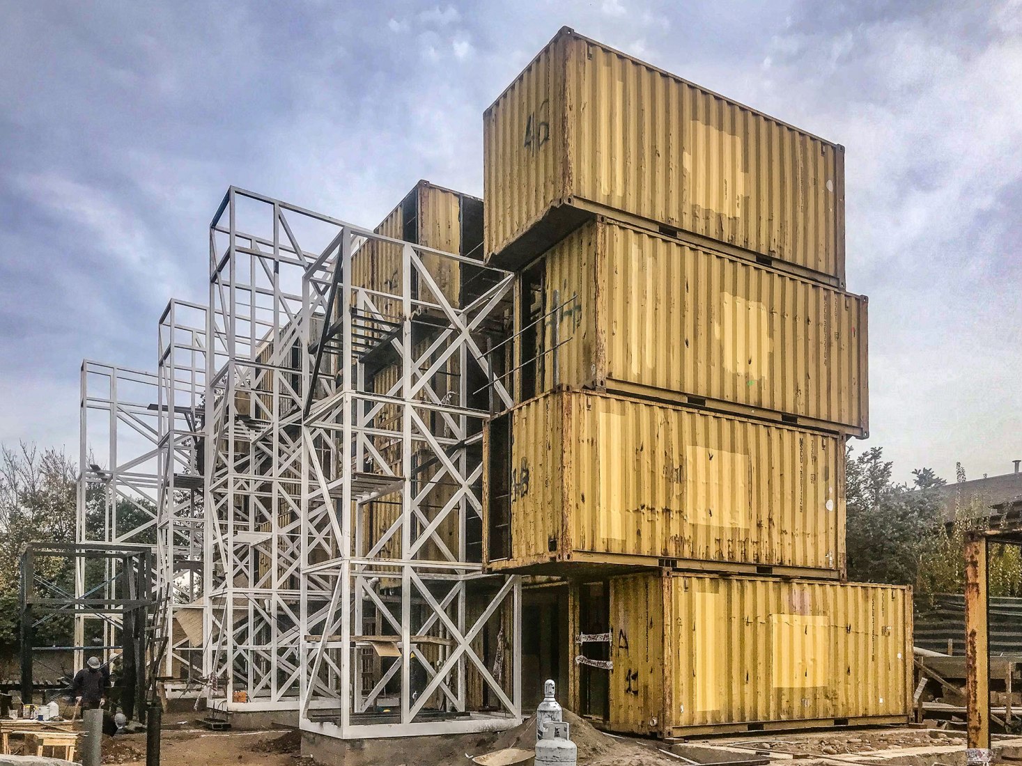 «Container Building» por Hsu-Rudolphy Architects. Fotografía por Ian Hsü y Gabriel Rudolphy.