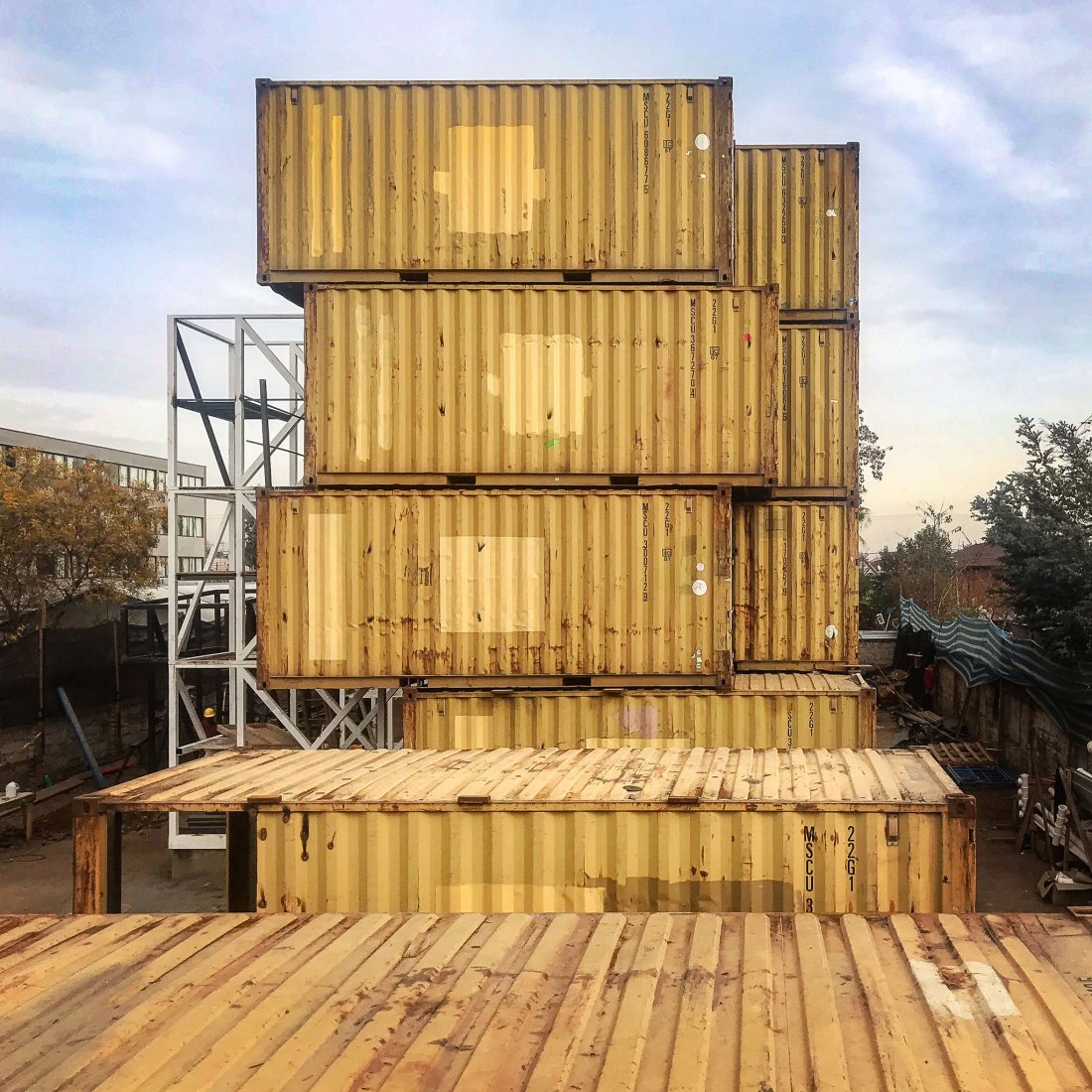 «Container Building» por Hsu-Rudolphy Architects. Fotografía por Ian Hsü y Gabriel Rudolphy.