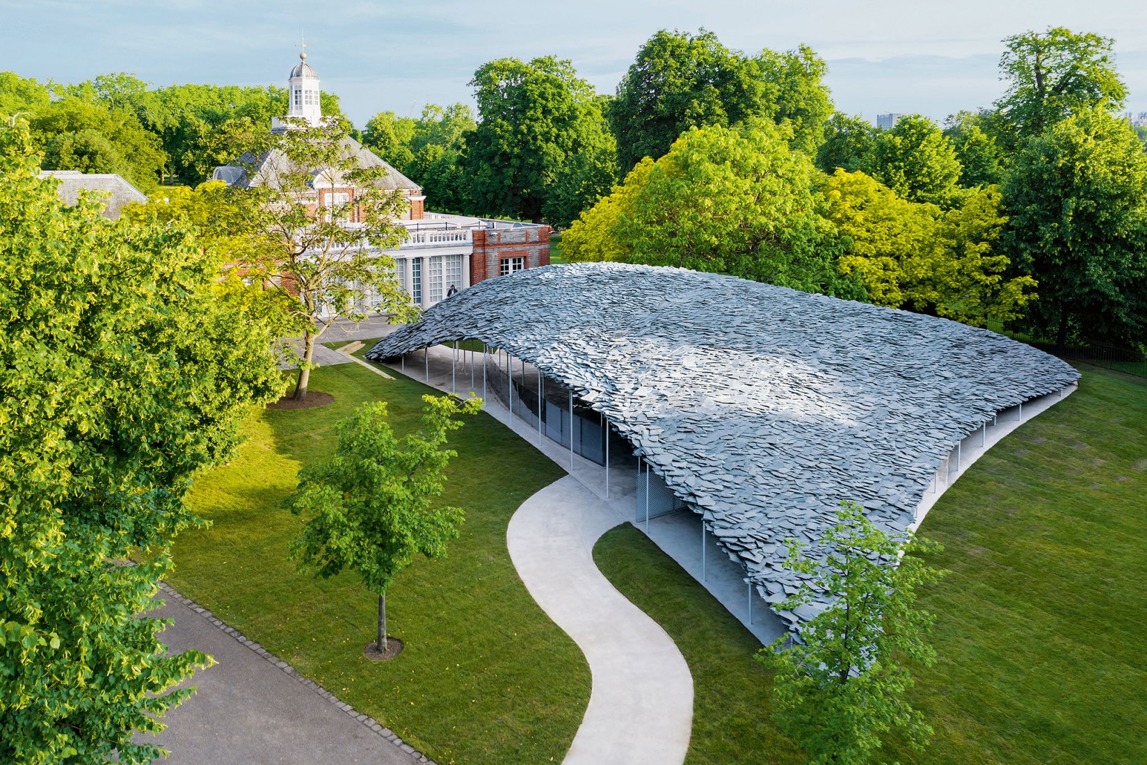 Junya Ishigami – Serpentine Gallery Summer Pavilion, Kensington Gardens, London, UK, 2019. Contemporary Japanese Architecture by Philip Jodidio. Photograph by © Iwan Baan.