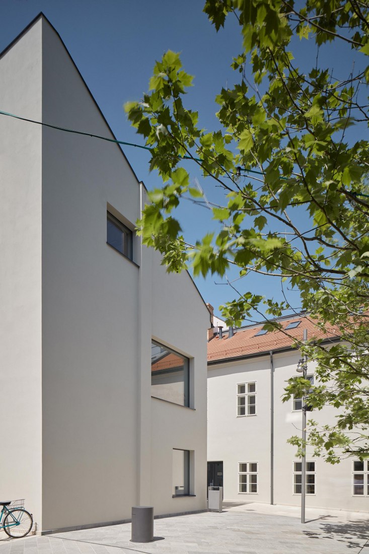 Nádvorie (Courtyard) by Vallo Sadovsky Architects. Photography by Jakub Skokan, Martin Tůma / BoysPlayNice
