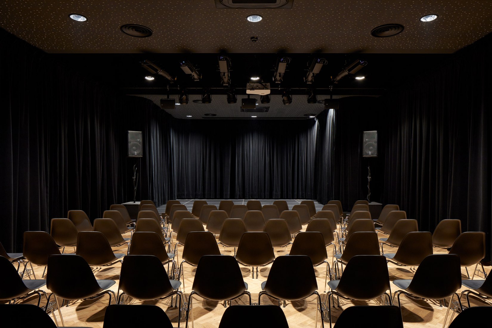 Nádvorie (Courtyard) by Vallo Sadovsky Architects. Photography by Jakub Skokan, Martin Tůma / BoysPlayNice