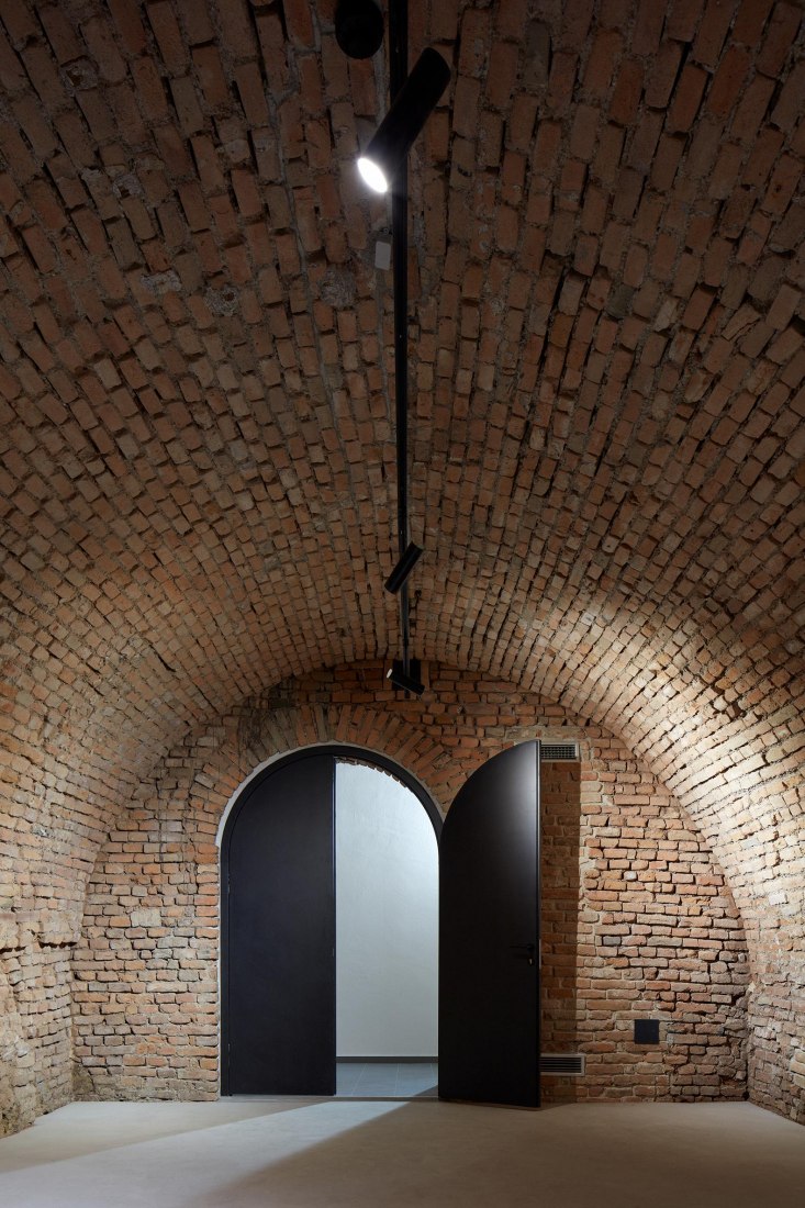 Nádvorie (Courtyard) by Vallo Sadovsky Architects. Photography by Jakub Skokan, Martin Tůma / BoysPlayNice