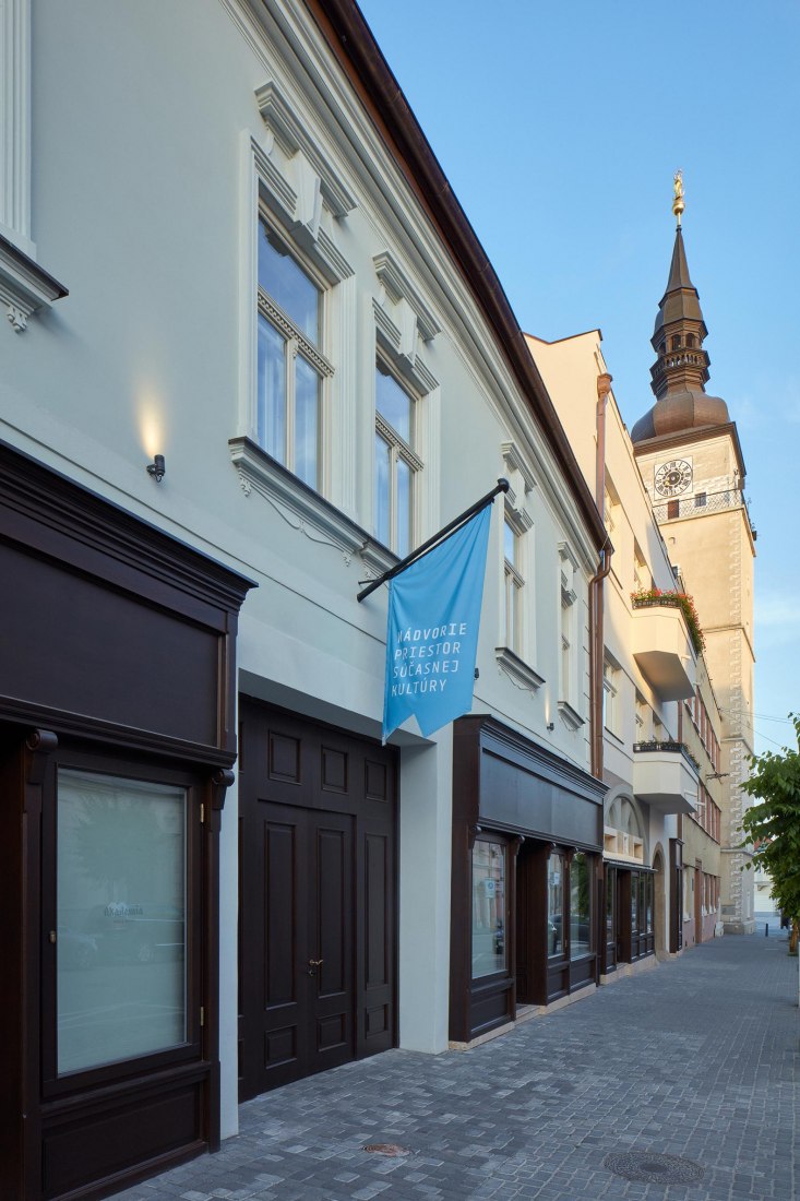 Nádvorie (Courtyard) by Vallo Sadovsky Architects. Photography by Jakub Skokan, Martin Tůma / BoysPlayNice