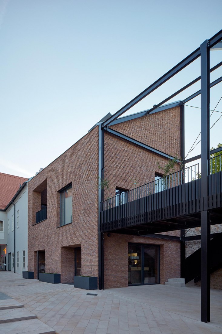 Nádvorie (Courtyard) by Vallo Sadovsky Architects. Photography by Jakub Skokan, Martin Tůma / BoysPlayNice