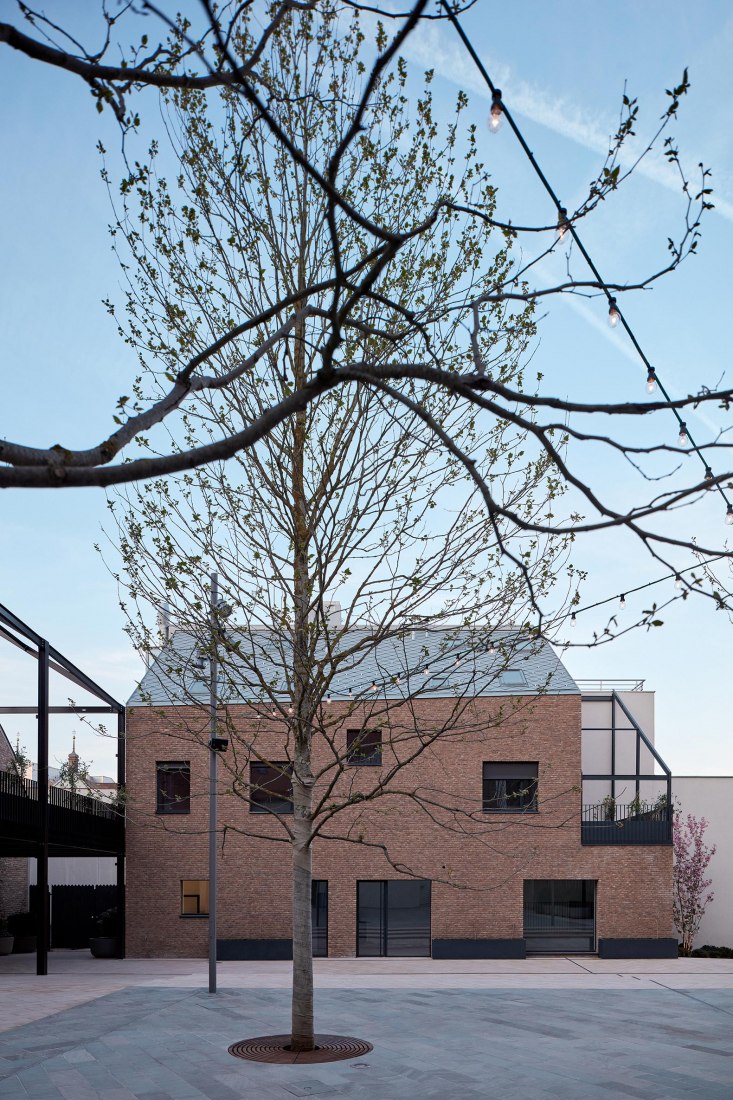 Nádvorie (Courtyard) by Vallo Sadovsky Architects. Photography by Jakub Skokan, Martin Tůma / BoysPlayNice
