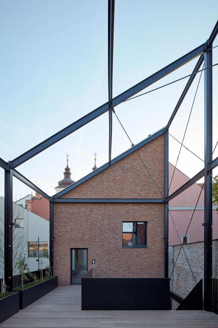 Nádvorie (Courtyard) by Vallo Sadovsky Architects. Photography by Jakub Skokan, Martin Tůma / BoysPlayNice