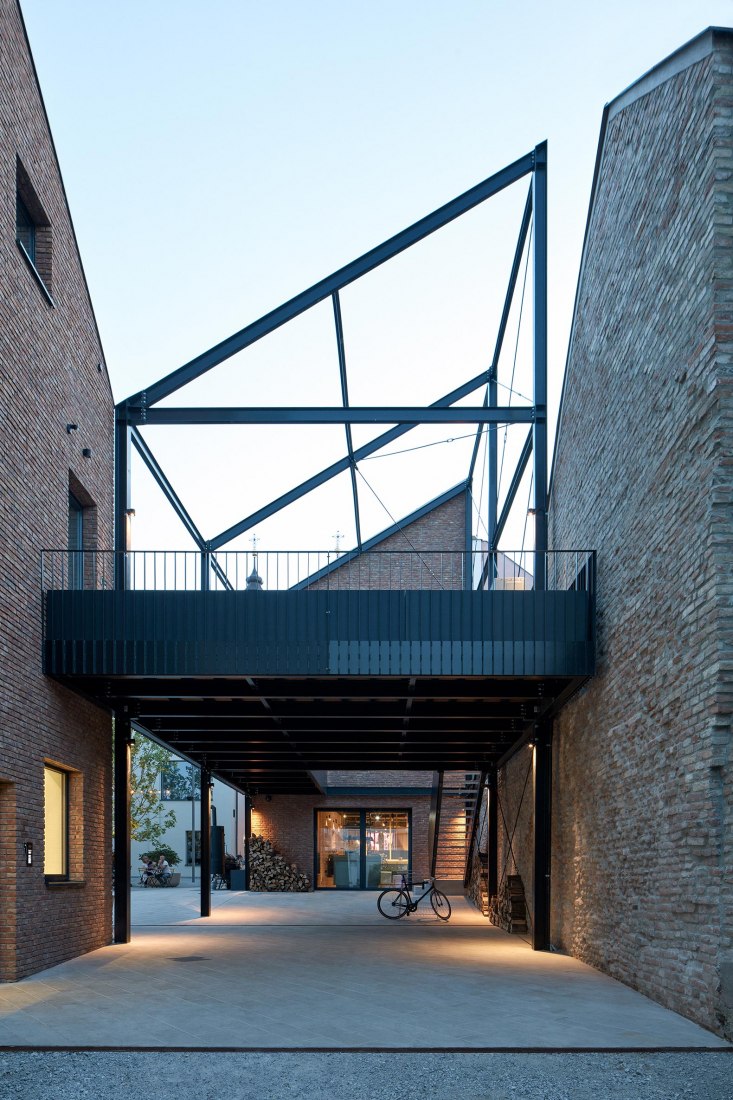 Nádvorie (Courtyard) by Vallo Sadovsky Architects. Photography by Jakub Skokan, Martin Tůma / BoysPlayNice