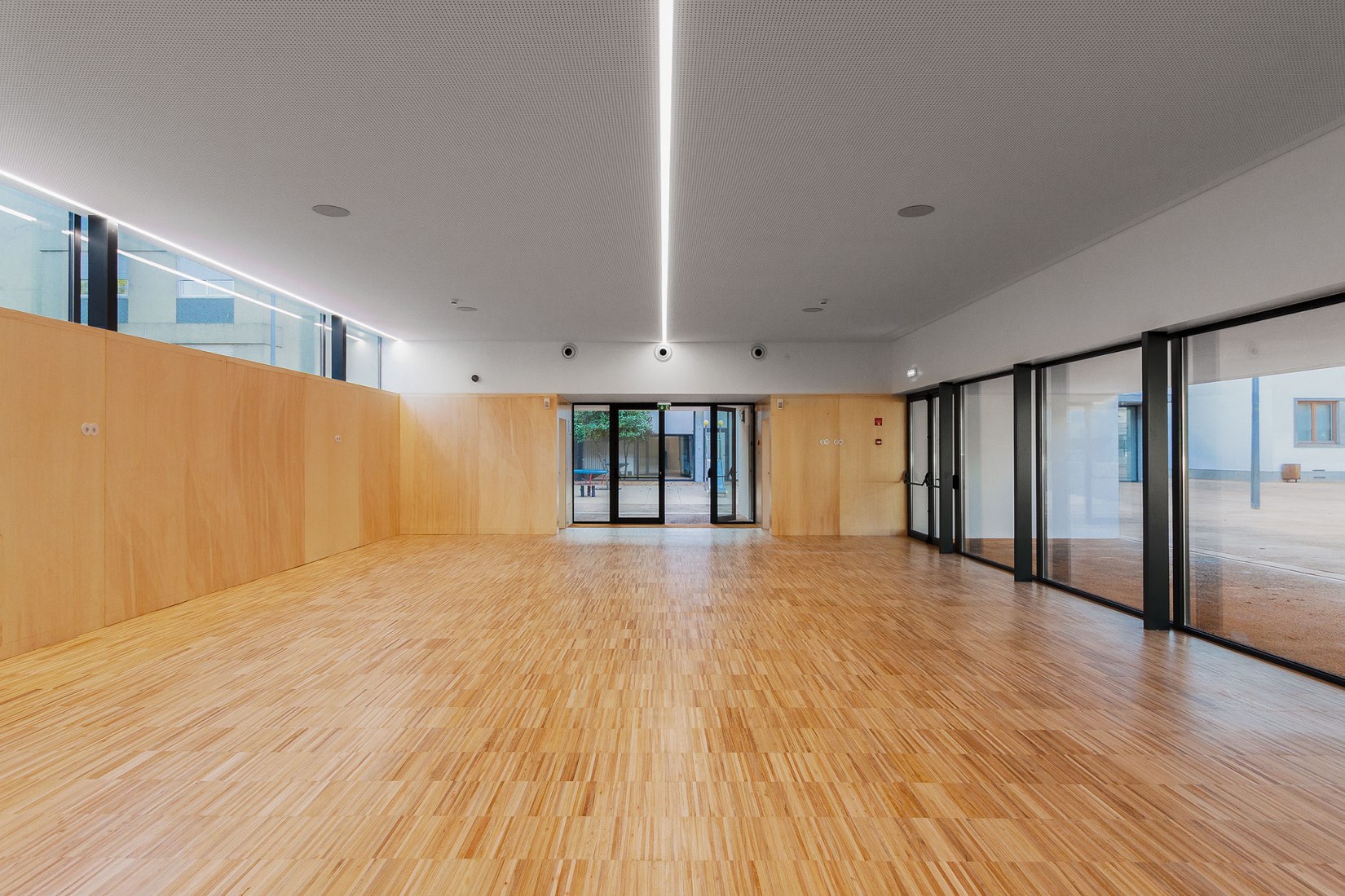 Bom Sucesso School by CREA. Photograph by António Ataíde