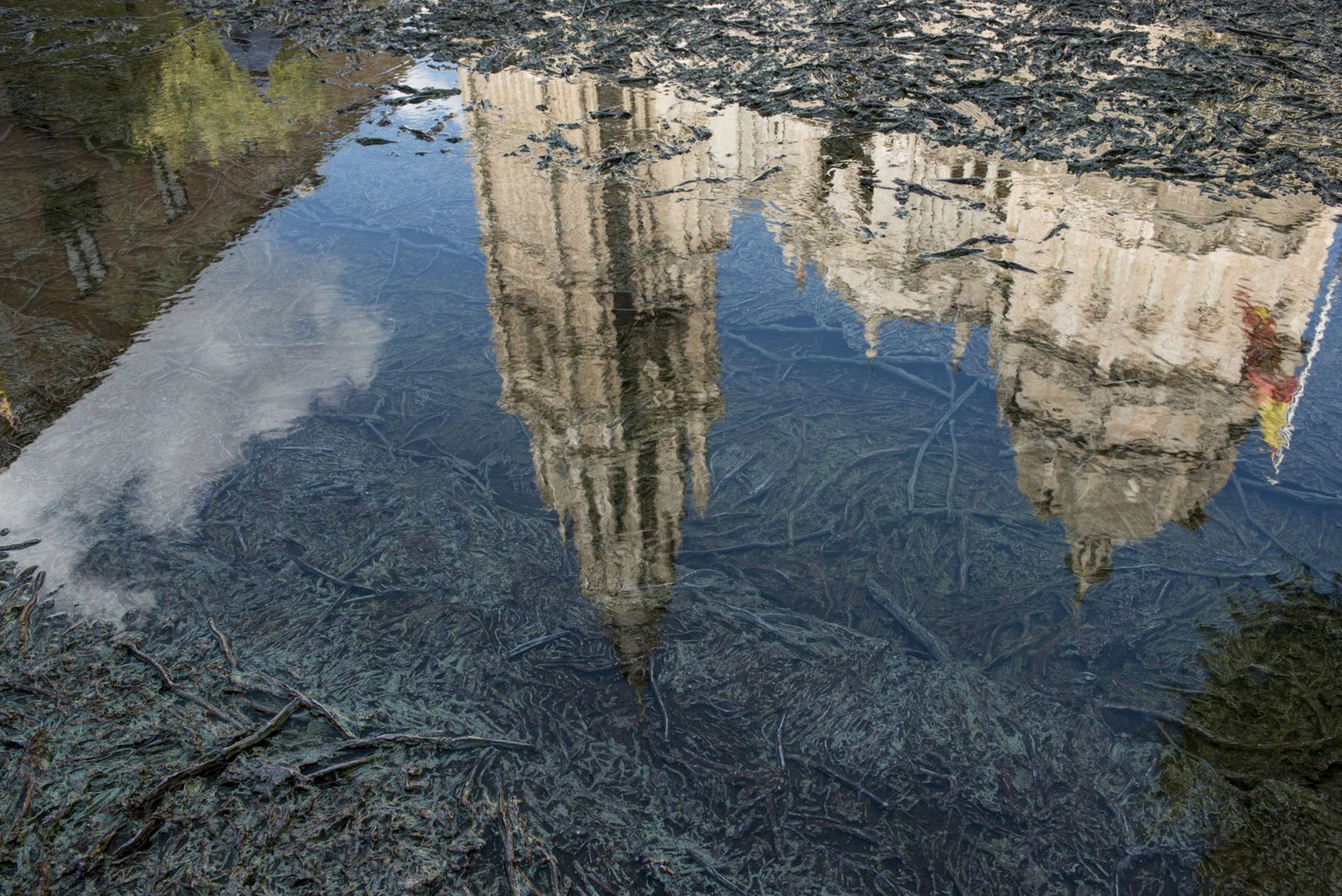 Cristina Iglesias, Tres Aguas, 2014. Acero inoxidable, agua y mecanismo hidráulico. Plaza del Ayuntamiento, Toledo. Fotografía de Attilio Maranzano