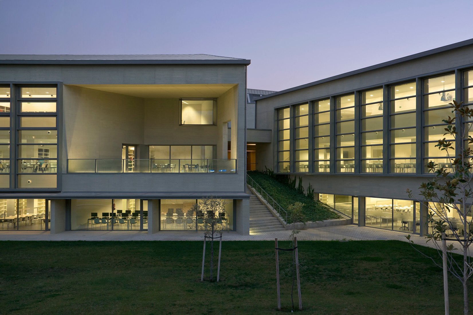 Edificio Central en el Campus de Ciencias de la Salud de