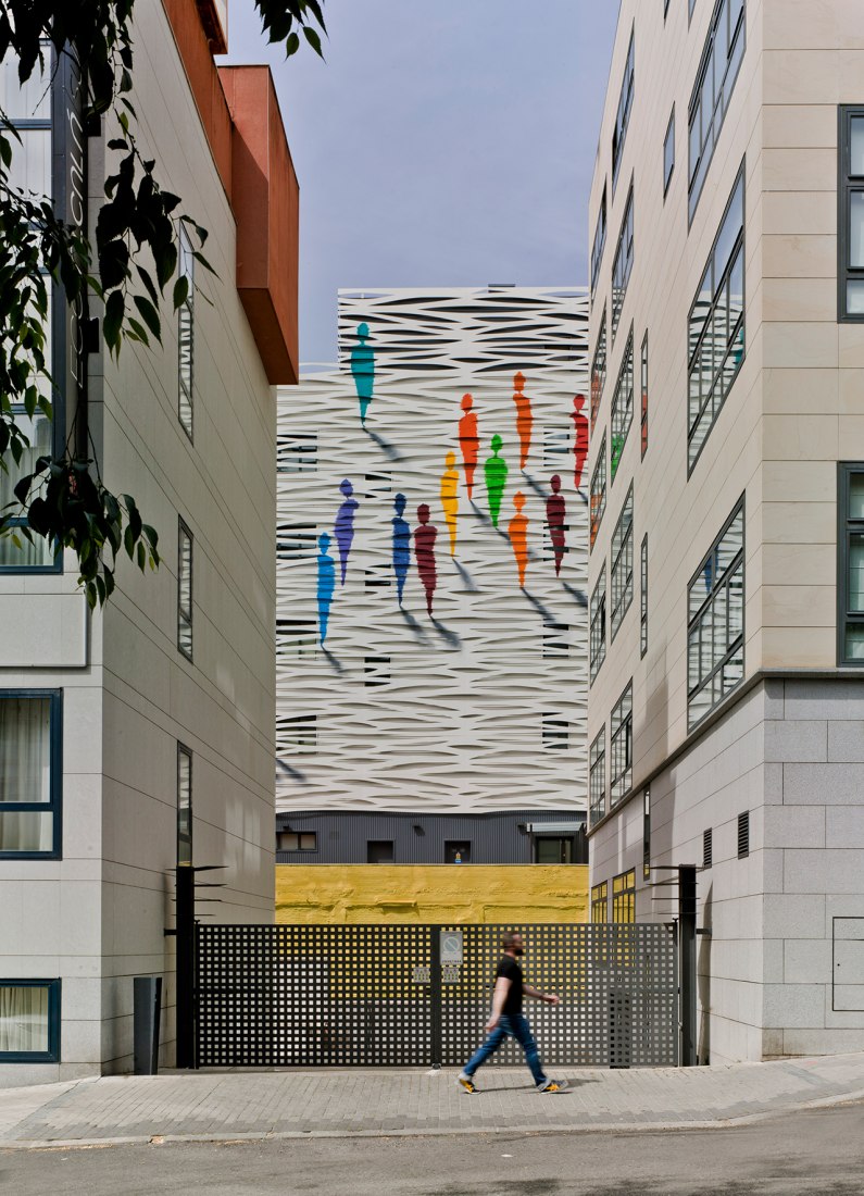 CUALTIS Headquarters, project by DENORTE and wallart by SUSO33. Photograph © David Frutos. 